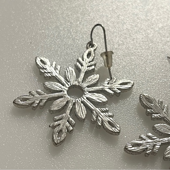 Lot of 2 Christmas Tree and Snowflake Dangle Rhinestone Earrings - Picture 10 of 15